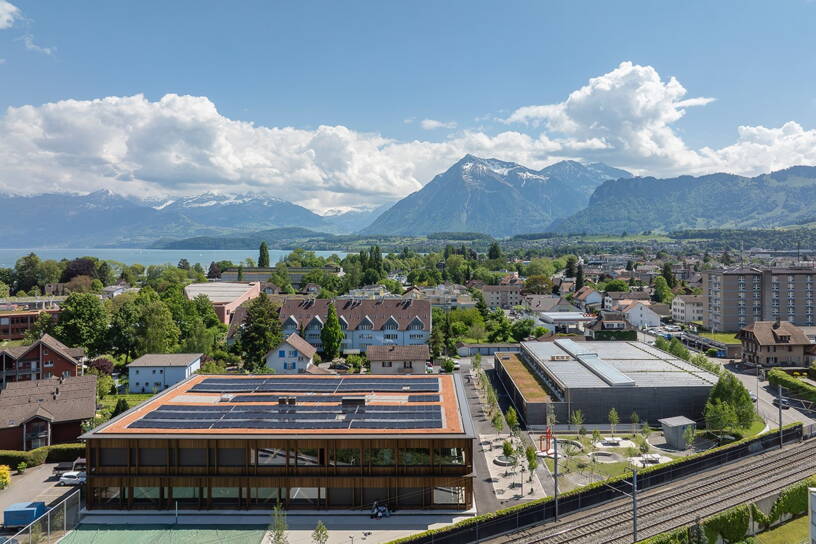 Doppelsporthalle mit Schulräumen 